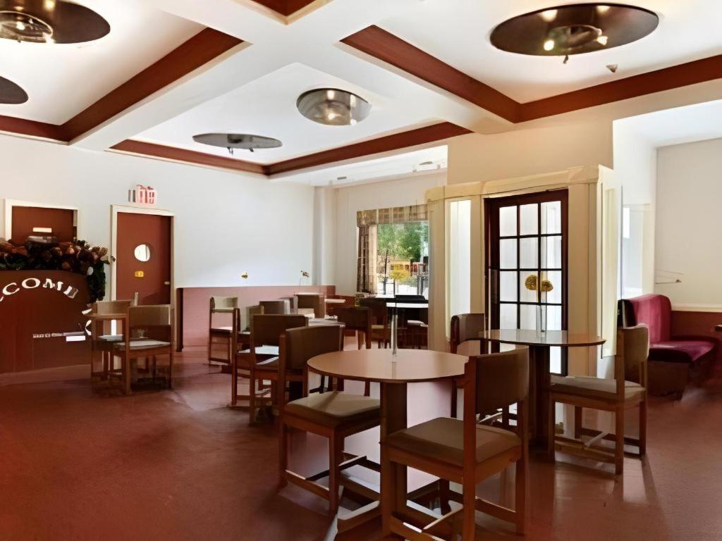 Howard Johnson By Wyndham Toronto Downtown West Esterno foto